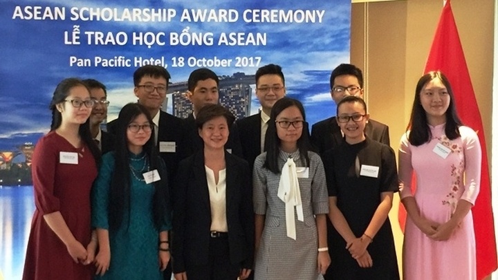 ASEAN scholarship granted to 12 Vietnamese students - 1