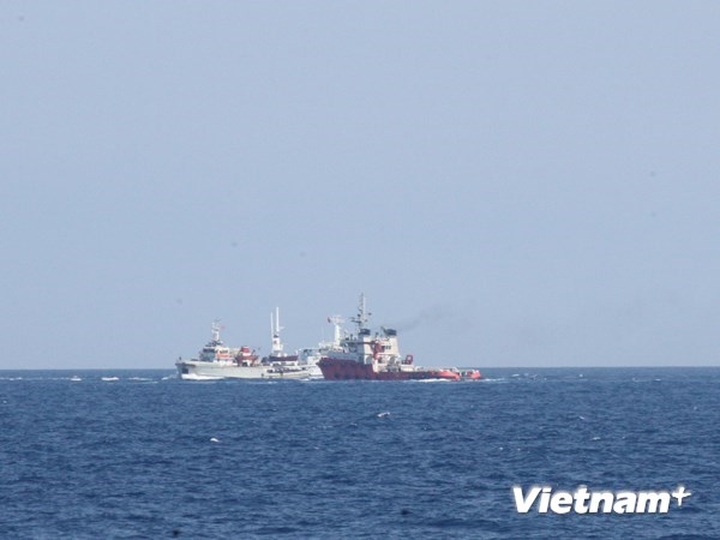 China sends big fishing vessels to protect illegal rig - 1