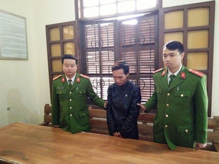 Man arrested for murder following discovery of human leg found under cafe bar - 1