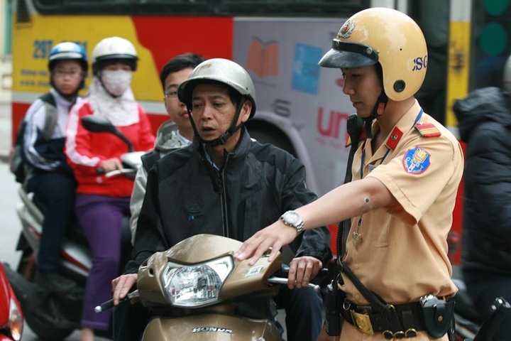 Hanoi police start clamping down on children helmet rules - 6