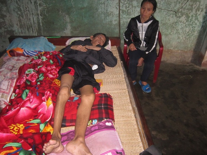 Poor couple in Ha Tinh faces end of road - 1 Poor couple in Ha Tinh faces end of road - 1