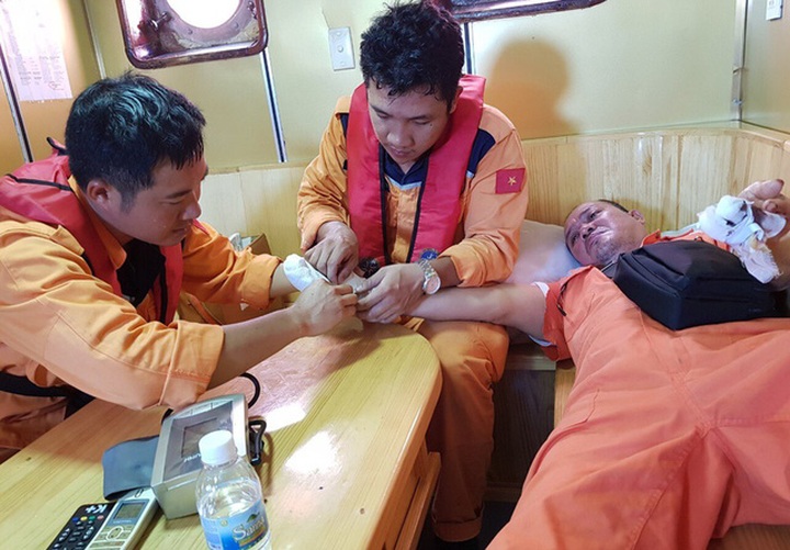 Filipino crew member rescued off Nha Trang coast - 1