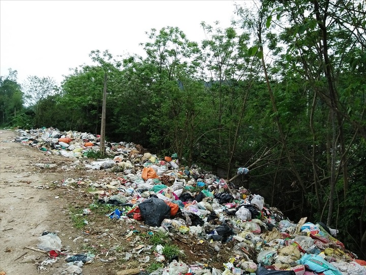 Overloaded dumping site tortures locals - 2