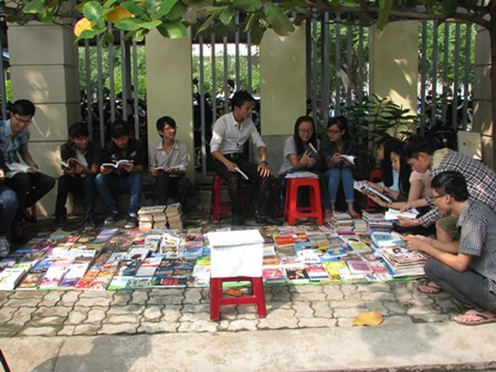 Young man creates street library in Danang - 1