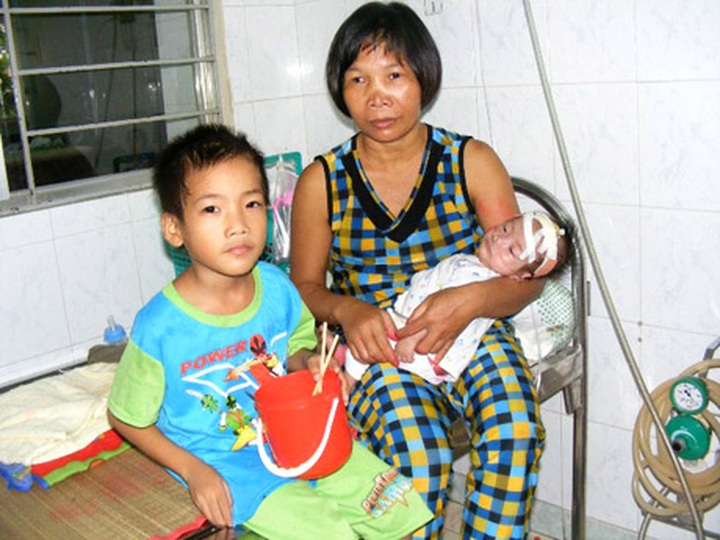 Little boy begs for food for mom and brother at hospital - 1 Little boy begs for food for mom and brother at hospital - 1