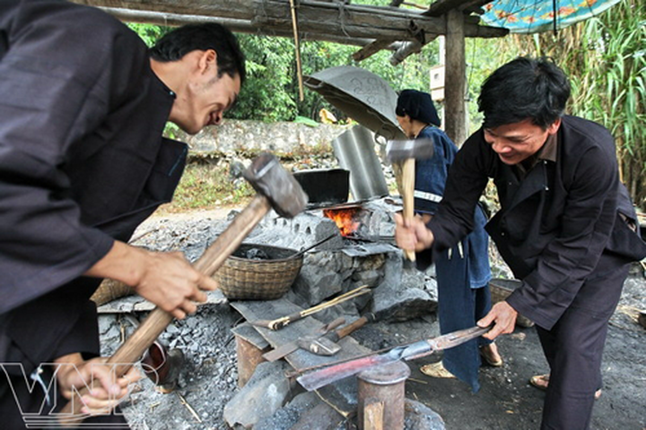 Traditional blacksmith craft of Nung An people - 1 Traditional blacksmith craft of Nung An people - 1