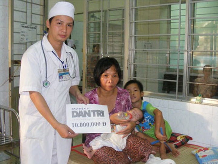 Little boy begs for food for mom and brother at hospital - 2 Little boy begs for food for mom and brother at hospital - 2