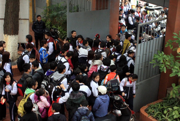Chaotic traffic plagues Hanoi school timetable - 1 Chaotic traffic plagues Hanoi school timetable - 1