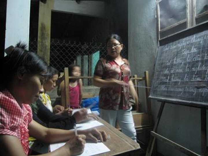 Free literacy classes for disadvantaged women in Danang - 1 Free literacy classes for disadvantaged women in Danang - 1