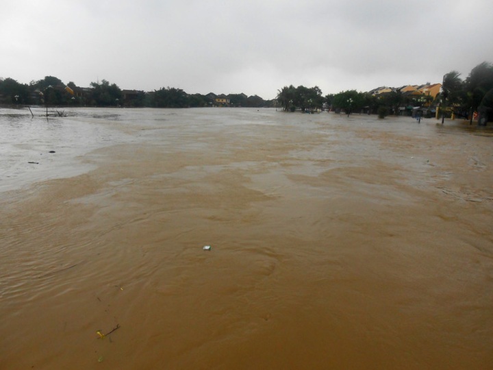 Tourists leave as Hoi An Town flooded - 9