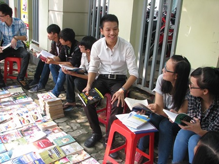 Young man creates street library in Danang - 2