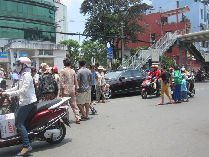 Pedestrians prefer street level crossings - 1