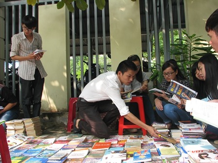 Young man creates street library in Danang - 3