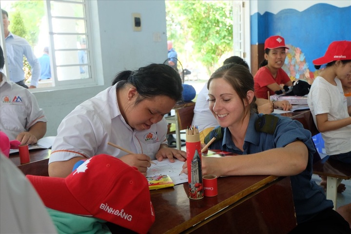Canadian Navy officers visit AO children in Danang - 5 Canadian Navy officers visit AO children in Danang - 5