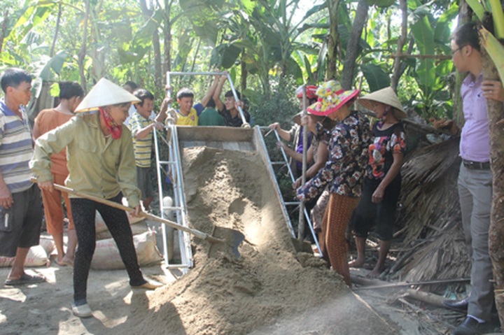 Neighbours rally to help old woman in Ha Tinh - 1