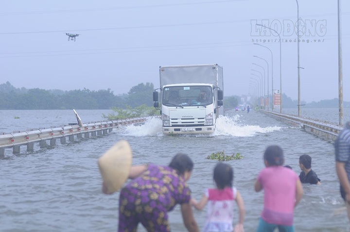 Hanoi’s suburbs suffer flood clean-up aftermath - 5
