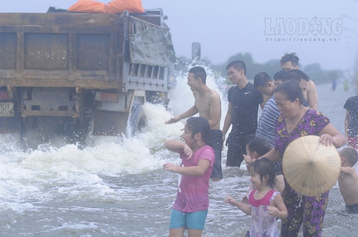 Hanoi’s suburbs suffer flood clean-up aftermath - 6