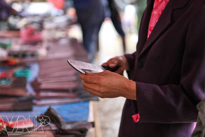 Traditional blacksmith craft of Nung An people - 6 Traditional blacksmith craft of Nung An people - 6