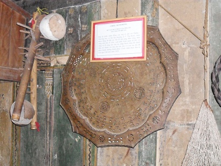 Elephant hunting equipment on display - 6