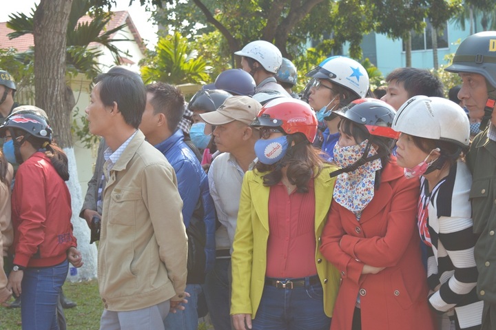 Hundreds line up to pay tribute to Nguyen Ba Thanh - 6