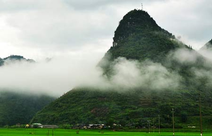 Lao Cai’s top ten beautiful mountains - 4
