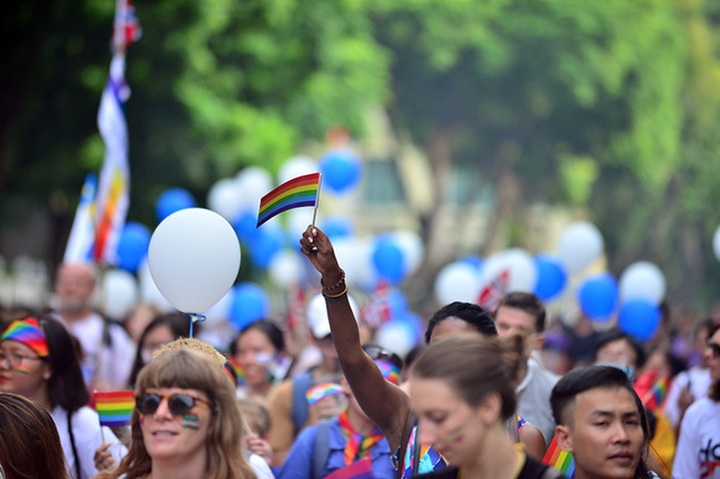 Thousands join LGBT pride parade in Hanoi - 6