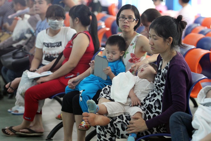 Hot weather sickens more elderly, children in HCM City - 1