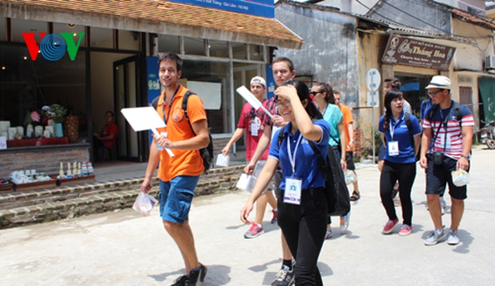 International students tour Bat Trang ceramic craft village - 1