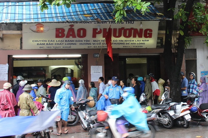 Unusual ways of serving customers in Hanoi - 1