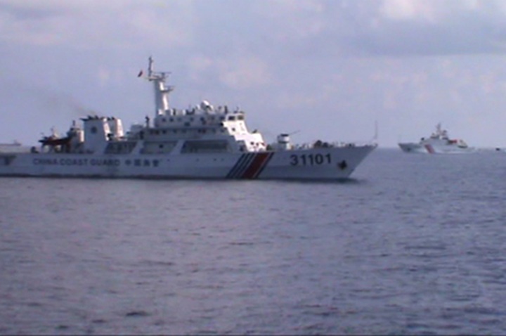Chinese continue firing water cannons at Vietnamese ships - 1