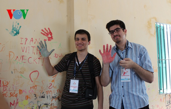 International students tour Bat Trang ceramic craft village - 11