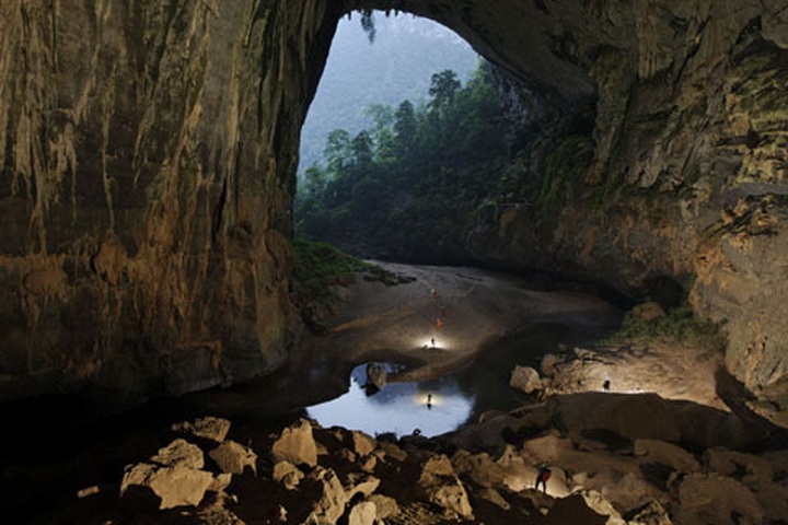 One couple's special love for Vietnamese caves - 2