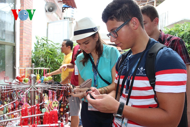 International students tour Bat Trang ceramic craft village - 13