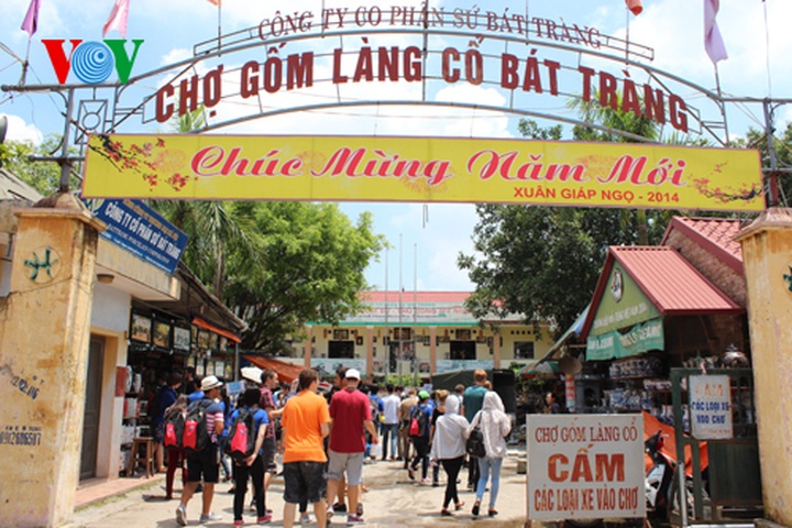 International students tour Bat Trang ceramic craft village - 15