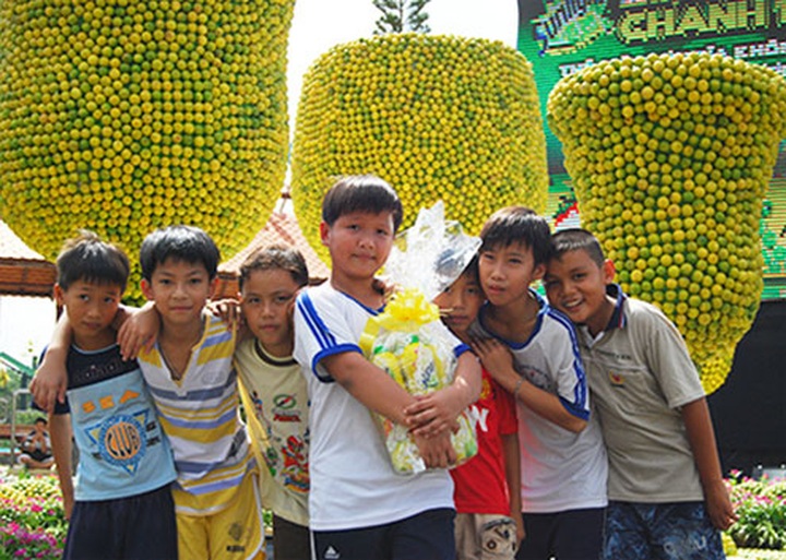 Lemon-made tea-set makes Vietnam record - 15 Lemon-made tea-set makes Vietnam record - 15