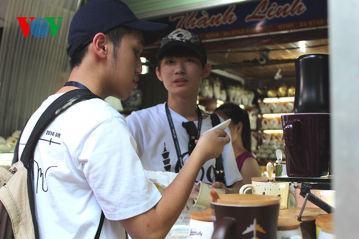 International students tour Bat Trang ceramic craft village - 17