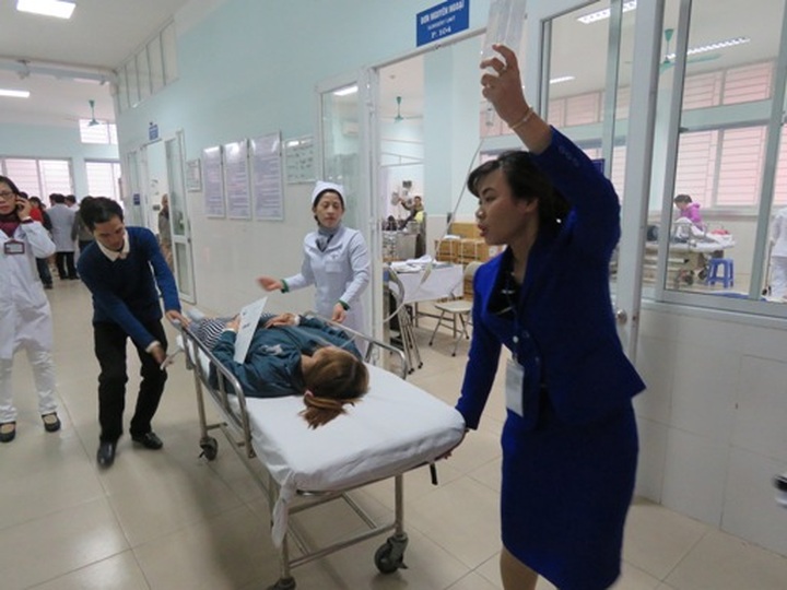 Over 1,000 workers suffer suspected food poisoning - 1