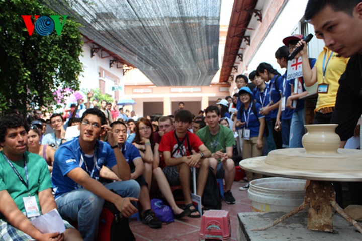 International students tour Bat Trang ceramic craft village - 2
