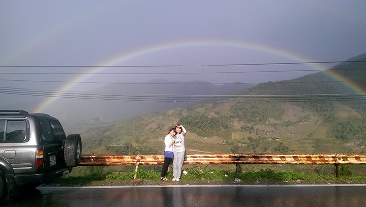 Tourists treated to rainbow show over Sapa - 2