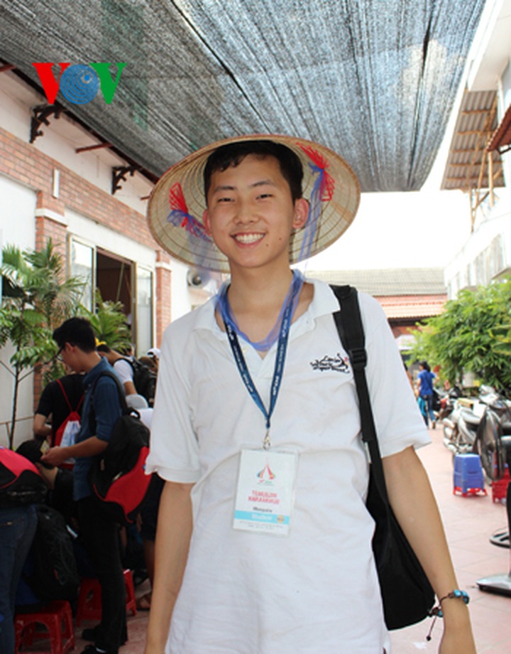 International students tour Bat Trang ceramic craft village - 20