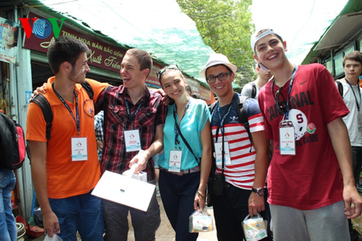 International students tour Bat Trang ceramic craft village - 21