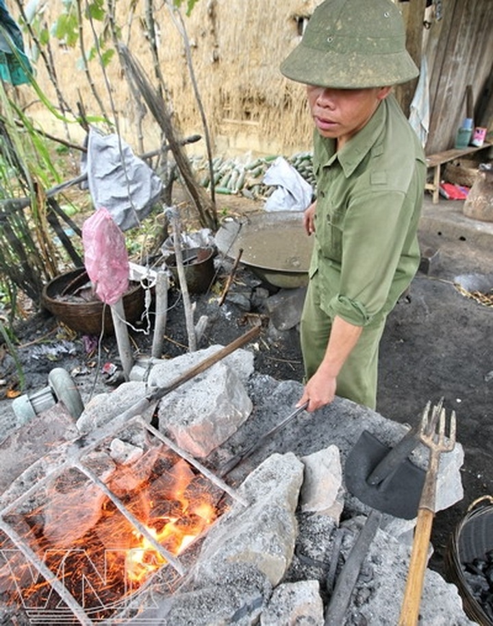 Traditional blacksmith craft of Nung An people - 3 Traditional blacksmith craft of Nung An people - 3