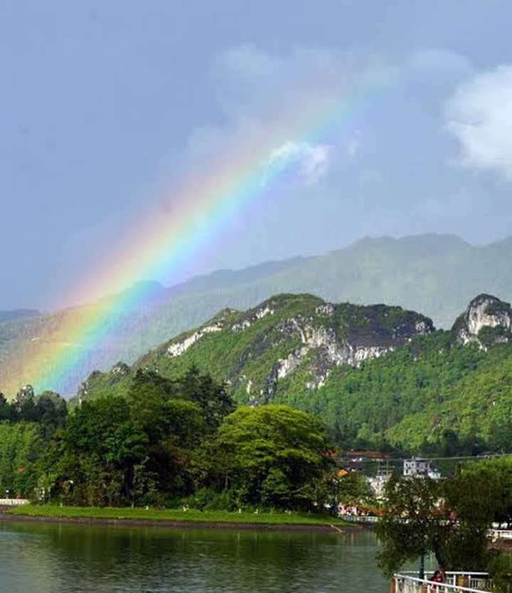 Tourists treated to rainbow show over Sapa - 3