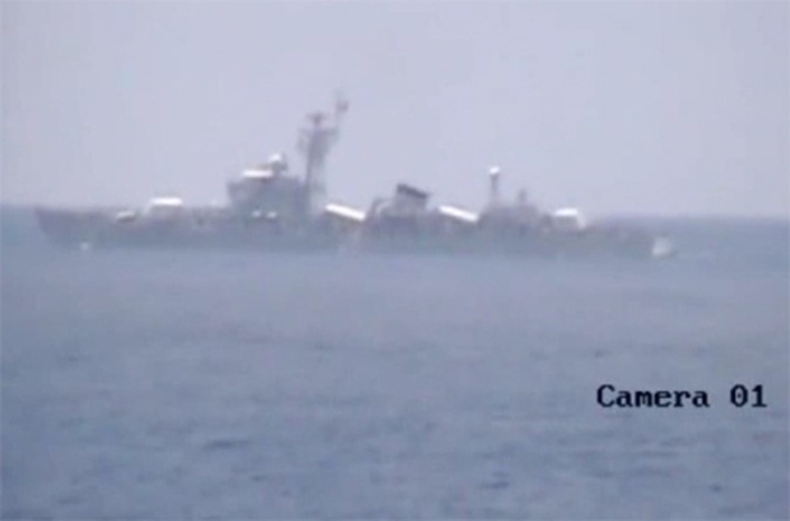 Chinese continue firing water cannons at Vietnamese ships - 2