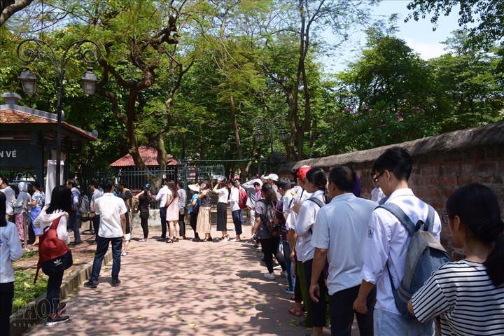 Pupils pray for exam luck at Temple of Literature - 1