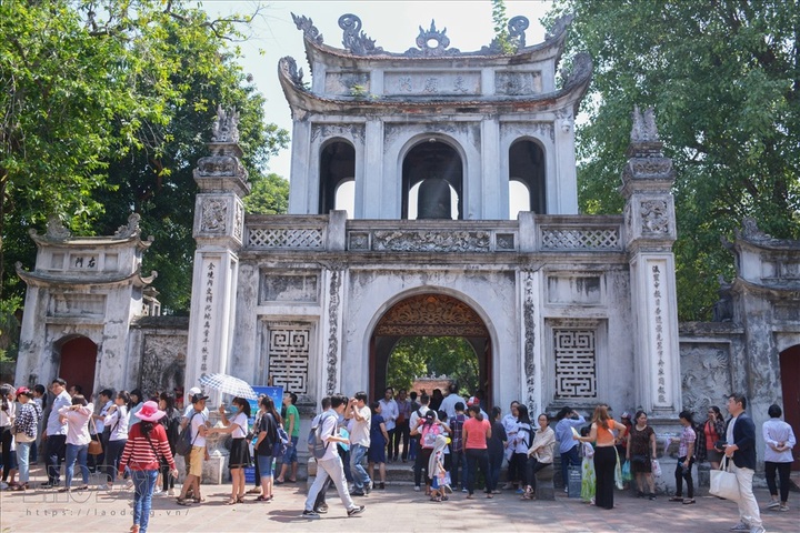 Pupils pray for exam luck at Temple of Literature - 2