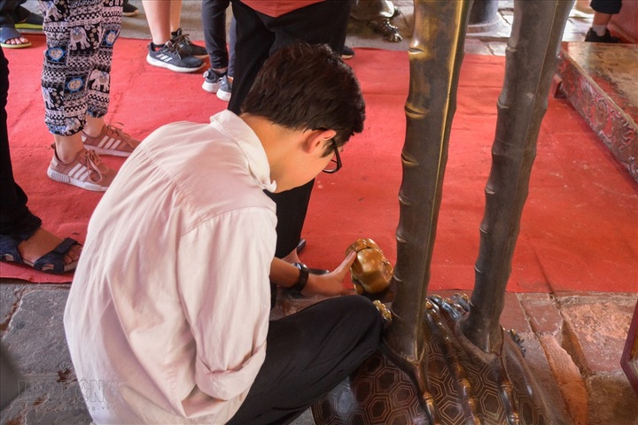 Pupils pray for exam luck at Temple of Literature - 5