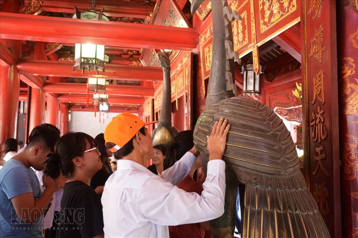 Pupils pray for exam luck at Temple of Literature - 6
