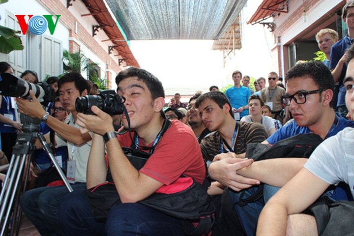 International students tour Bat Trang ceramic craft village - 5
