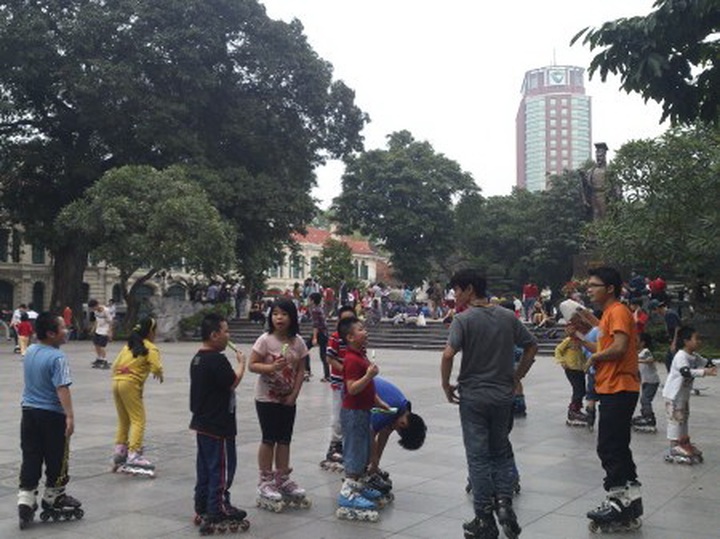Shortage of playgrounds in Hanoi - 1